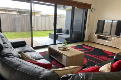 Image de Cheerful 2br ~ Walk to Jetty ~ A/C throughout