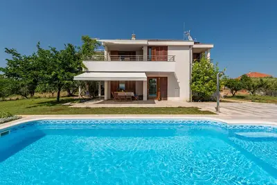 Image de Olivar house secluded in an olive grove by the coast