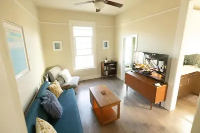 Image de Mid-Century Style in the Heart of the Mission