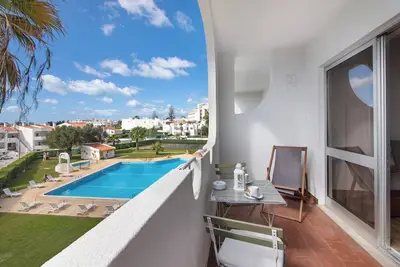 Image de Appartement 'Familial De Vacances' avec piscine partagée, Wi-Fi et climatisation