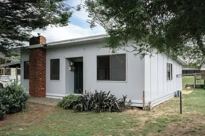 Image de Vintage Beach Cottage - across road from beach