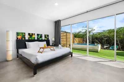 Image de Brand New King Studio|Private Pool|5 Min to Beach