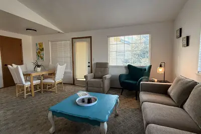 Image de Monica & Rachel’s • Friends-Themed • Purple Door • 2br • Pet Friendly • Near Airport & Downtown