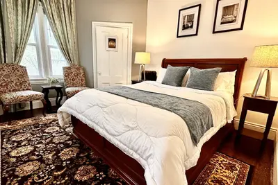 Image de Spacious 4b2b Loft, 2-min to Brown, Walk to everything, Private Kitchen