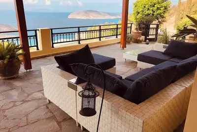 Image de Villa avec piscine et vue sur la mer Fitness