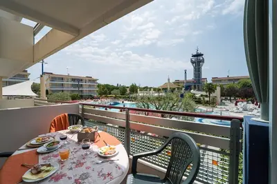 Image de Hébergement chic avec piscine