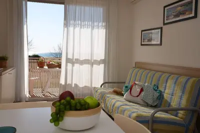 Image de Maison lumineuse en bord de mer avec terrasse
