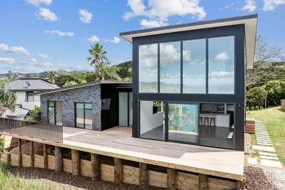 Image de Waterfront with private beach access