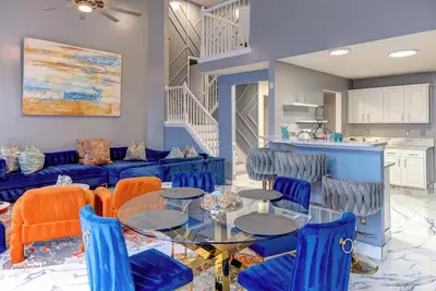 Image de Columbus Airport & Easton Mall Home\nHot Tub/Theater/Sports Bar Much More