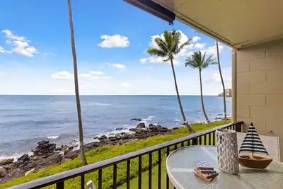 Image de Tropical island decor meets Oceanfront views