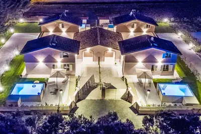 Image de Joli appartement avec climatisation, piscine privée, Wifi, Tv, terrasse et animaux admis