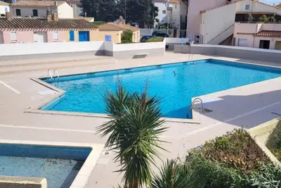 Image de Studio avec loggia, piscine, gardien, parking sécurisé. Proche plage Richelieu