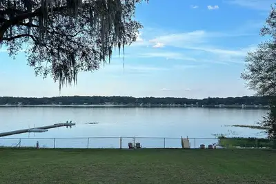 Image de 4-2 Lakefront home on Crystal Lake- fish off the dock, kayak, enjoy back porch!