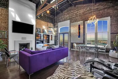 Image de Luxurious Loft Overlooking River w/ Rooftop Deck + Parking by Lucky Savannah