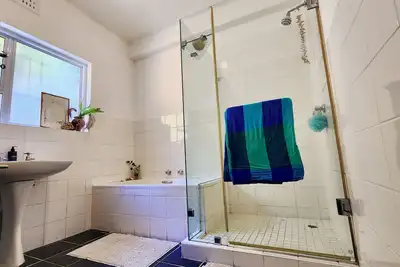 Image de Sun-drenched Ocean Vista apartment just 7 minutes walk to beach