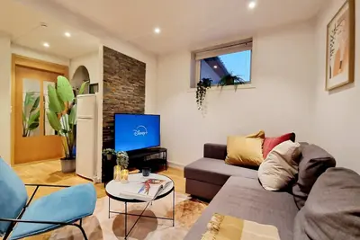 Image de City center retreat with king bed