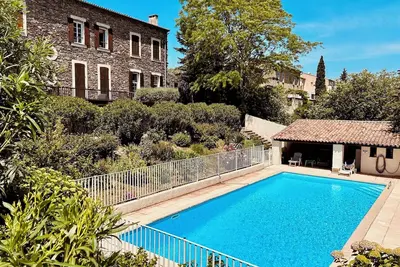 Image de Studio avec piscine et tennis à quelques kilomètres des plages de la Côte d'Azur