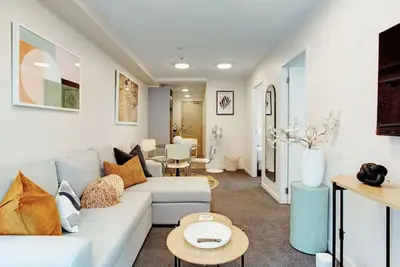 Image de Modern Cbd Apartment with Sky Tower View