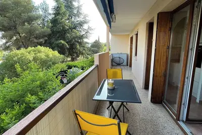 Image de Appartement avec grande terrasse, proche plages, centre et sites touristiques!