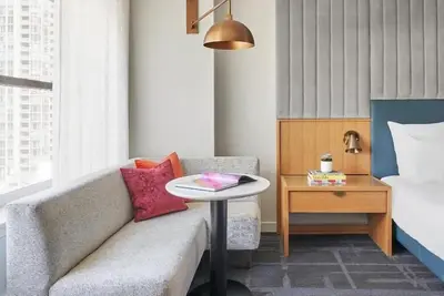 Image de Group Vacation! 2 Spacious Units Near Oak Street Beach! Onsite Parking!