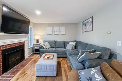 Image de Mountain townhouse near skiing, hiking w\/ seasonal pool & pickleball