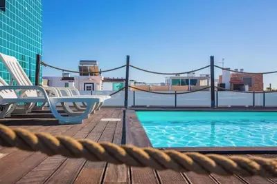 Image de Modern 2Bed Rooftop Pool & Gym, Marina & Half Beach
