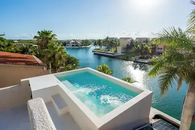 Image de Lagoonfront Luxury Villa- Steps from the Beach