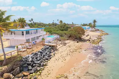 Image de Beachfront Paradise with infinty pool