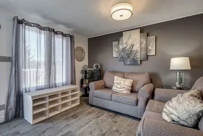 Image de Spacious Pool House – 5 Minutes to Elgin Centre