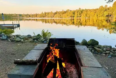 Image de Year-Round Lakefront Family Retreat with Private Waterfront and Treehouse\n