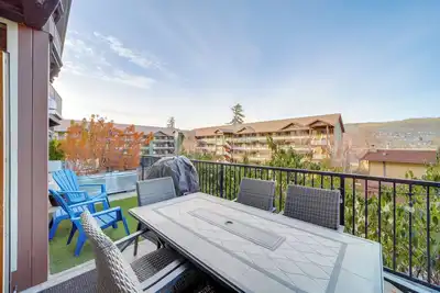 Image de Walk to Lake Chelan: Mountain-View Condo w/ Grill!