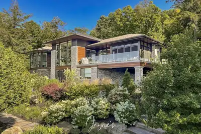 Image de 7 bed 5 bath luxury cottage in prime location on Lake Rosseau