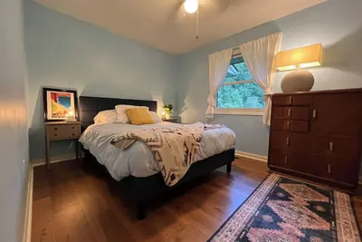 Cheerful Mid Century 3/2 Hideaway in Brevard