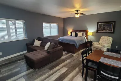 Image de Lakefront Ensuite Retreat / Full Kitchen, Private Entry, & Lake Access