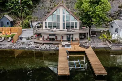 Image de Luxury Lakefront Retreat | Huge Dock!
