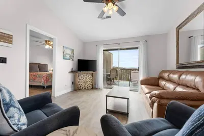 Image de Penthouse unit close to Sdc!