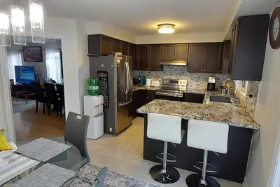 Image de Modern Four bedroom House in Maple Close to Canada Wonderland, Parks and Trails