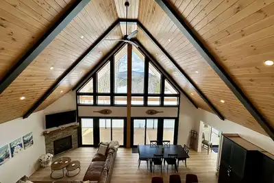 Image de 4 Bedroom, 4 Bath New Luxury Mountain-Chic Retreat on a Golf Course Resort!