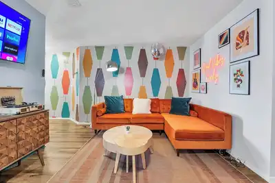 Image de Luxury Cowboy Pool | Disco Retreat • Dog Ok