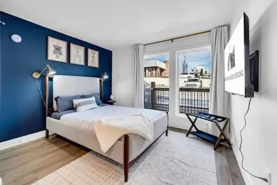 Image de Luxury Waterfront Creekside, In/Out Pools & View!