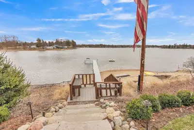 Image de The Log Weekend: Cozy Up for a Crisp, Colorful Lakeside Escape