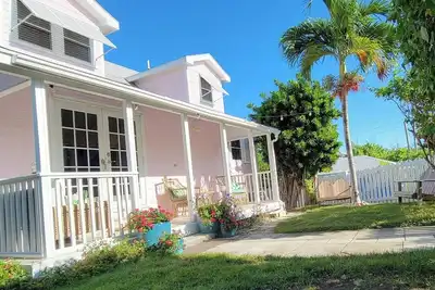 Image de Charming 3br house w/ WiFi, Ac, and harbor view in historic Hope Town Settlement