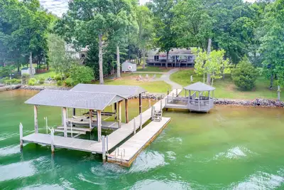 Image de Lakefront- With Private Dock!