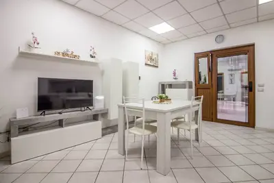 Image de Cozy 40 sqm apartment located on the ground floor. The property can accommodate up to 4 people and is situated in the historic center of Olbia, in an area rich in all the main services. The port and airport are easily reachable, located 2. 7 km and 4. 2