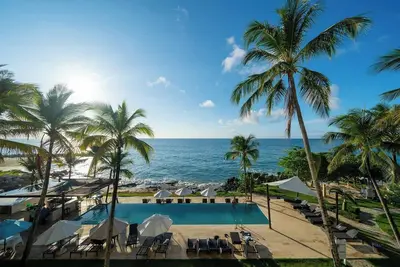 Image de 3br/3. 5ba Luxury: Pure beachfront living, guest-friendly!