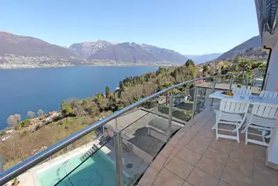 Image de Beautiful duplex apartment with stunning views of the lake