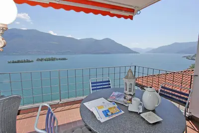 Image de Spacious apartment with magnificent panoramic views of the Brissago Islands