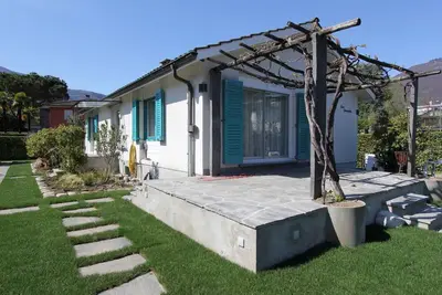 Image de Beautiful, renovated detached house with terrace and sunbathing lawn
