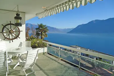 Image de Detached house with swimming pool on an elevated hillside with magnificent panoramic views