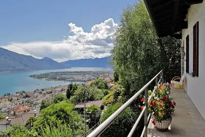Image de Well-kept Ticino detached house on a sunny slope above Locarno with panoramic views
